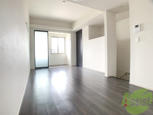 居室・リビング　１３帖のリビングは大きな窓のおかげでよく陽が差します。