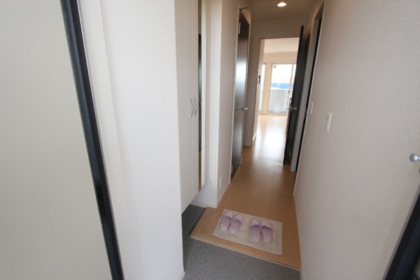 玄関　玄関を入ると廊下があります