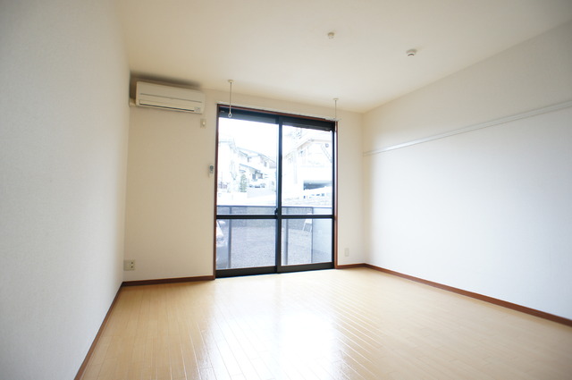 居室・リビング　木の温もりがやさしいフローリング仕様です