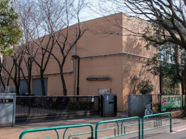 小学校　杉並区立荻窪小学校（小学校）まで483m