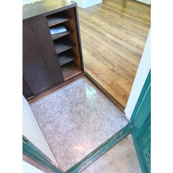 玄関　室内写真は別部屋の写真です。