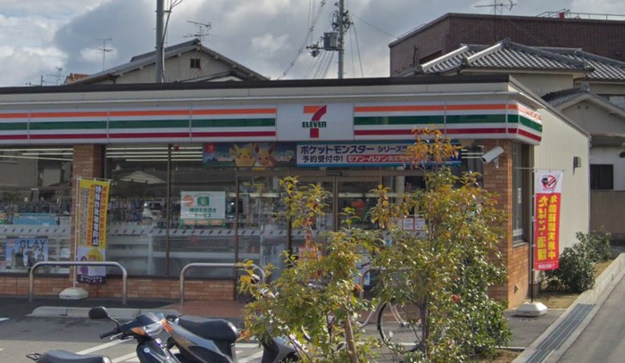 コンビニ　セブンイレブン（コンビニ）まで300m