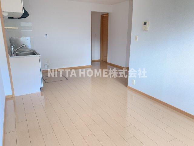 居室・リビング　１２．９帖のリビングルームに南向きのバルコニー付き◇