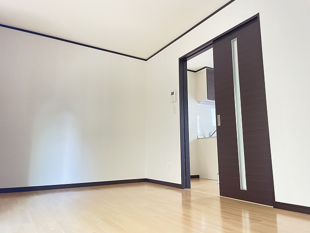 その他部屋・スペース　バルコニー側より撮影　洋室