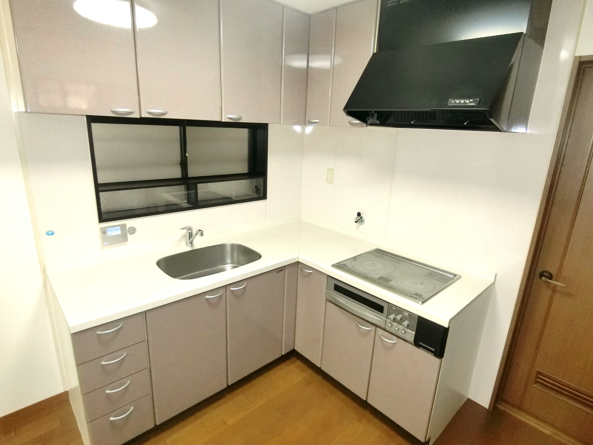 キッチン　お洒落なＬ字型のシステムキッチンです☆