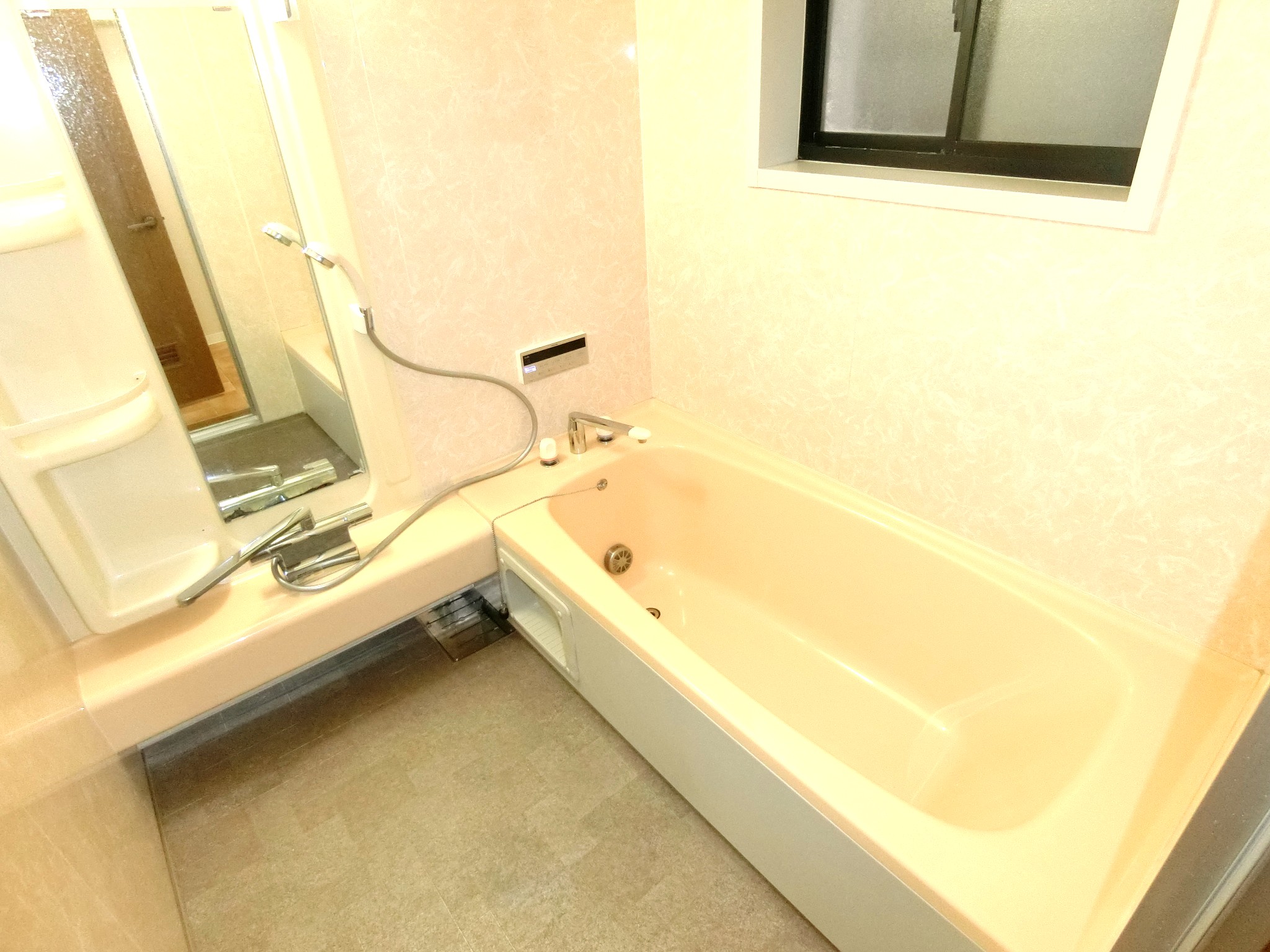 バス・シャワールーム　浴室暖房乾燥機を完備です☆