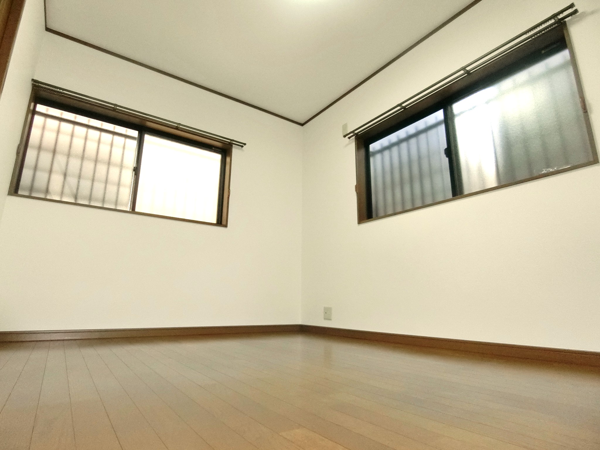 その他共有部分　明るい２階の6帖洋室です☆