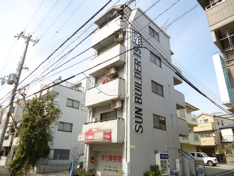 建物外観　１階は美容室です。