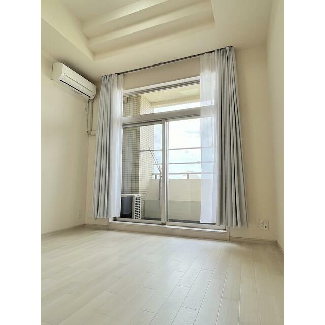 居室・リビング　天井の高い洋室♪