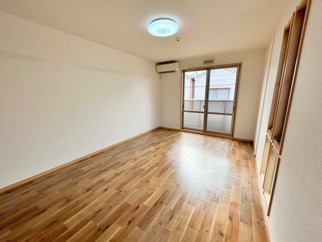 居室・リビング　朝には心地よい光が差し込む、このお部屋でお休みください。