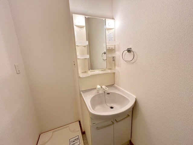 洗面設備　身支度が出来る独立洗面台です。