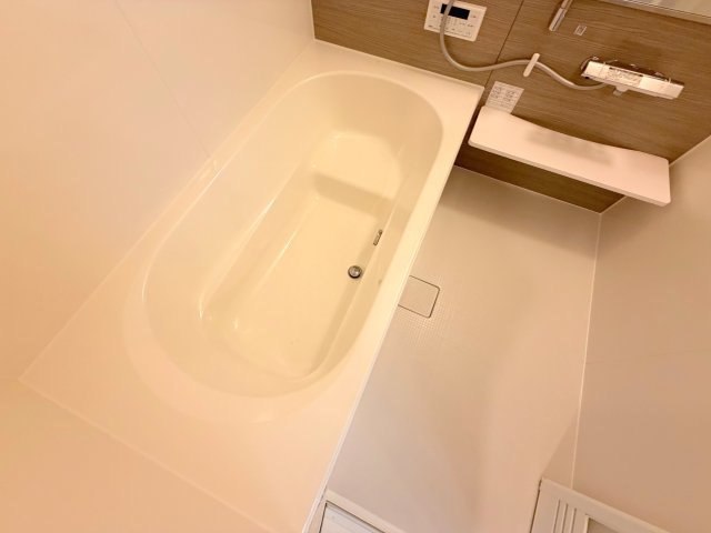 バス・シャワールーム　バスルームはトイレと別々で、広々としていますよ。