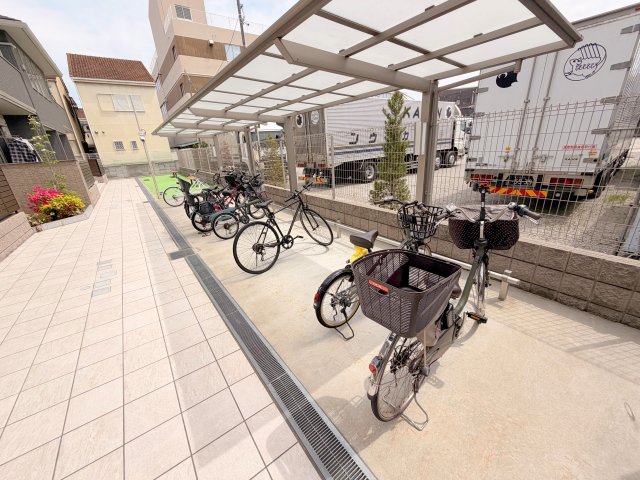 駐車場　敷地内にある駐輪場。雨の日にはうれしい屋根つきです。