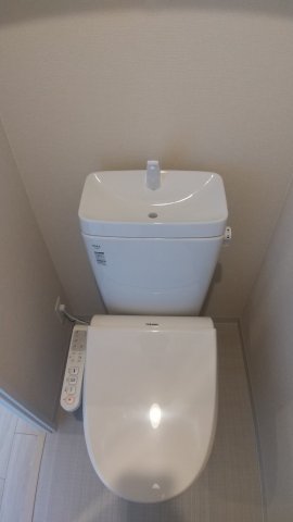 トイレ　温水洗浄便座付きです☆