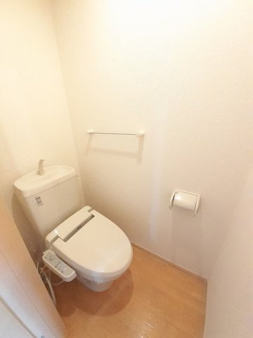 トイレ　落ち着いた色調のトイレです