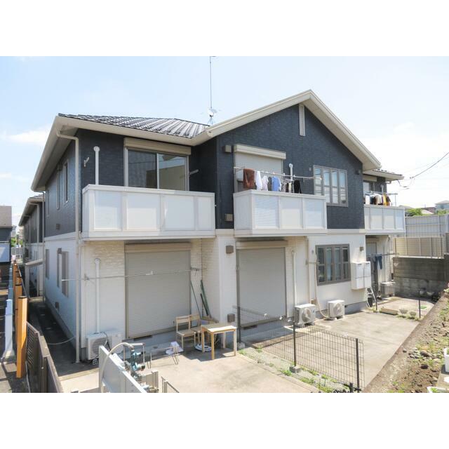 建物外観　外観＠南西～募集部屋は２階左側のお部屋です。建物南面庭（２階