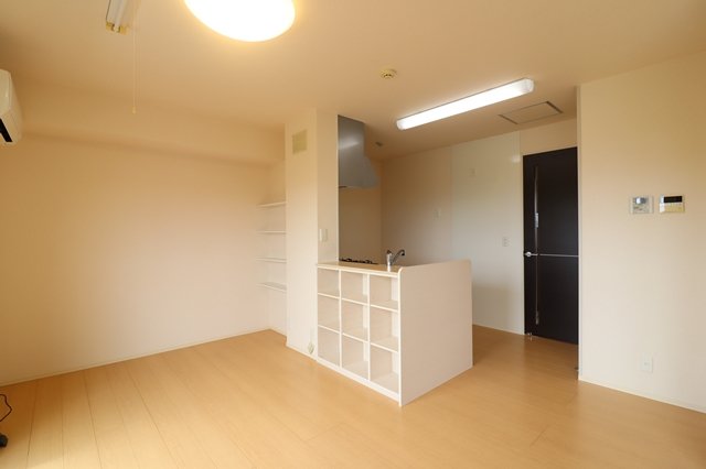 居室・リビング　同物件別部屋です。