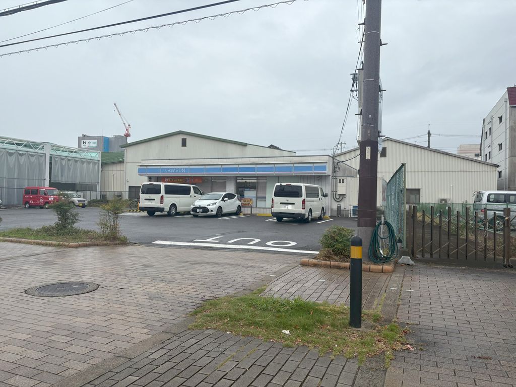 コンビニ　ローソン吹田警察署前店（コンビニ）まで240m