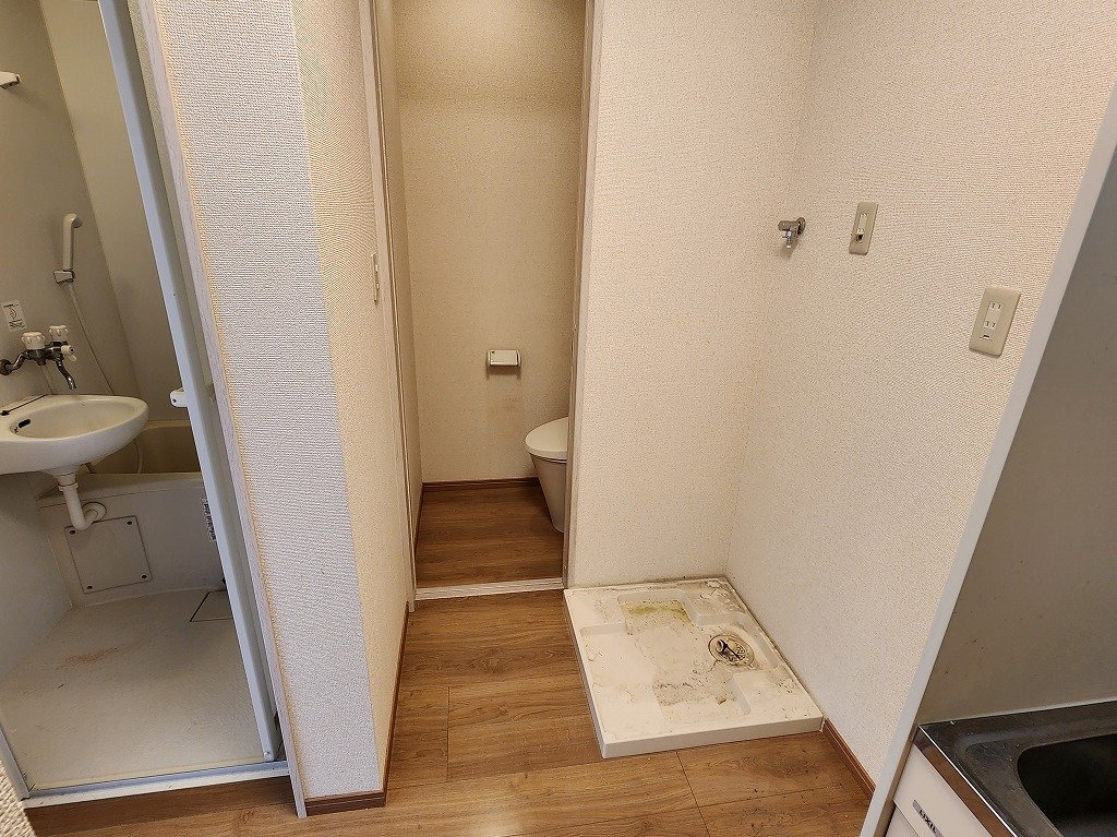 洗面設備　冷蔵庫スペース・洗濯機置場　清掃前で失礼します。