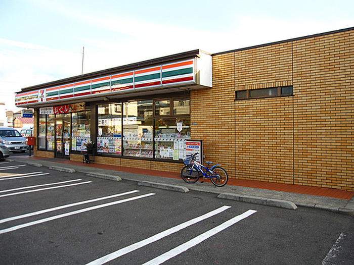 コンビニ　セブンイレブン（コンビニ）まで212m