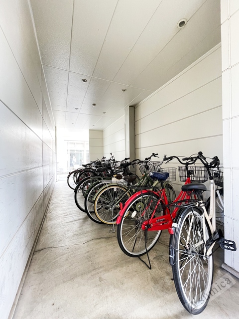 その他共有部分　自転車が雨に濡れる心配なし♪
