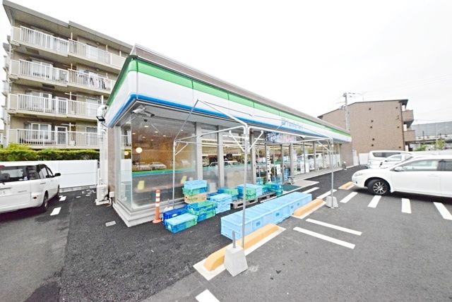 コンビニ　ファミリーマート（コンビニ）まで772m