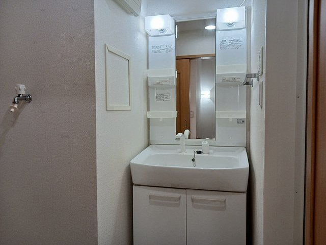 洗面設備　明るい洗面所です