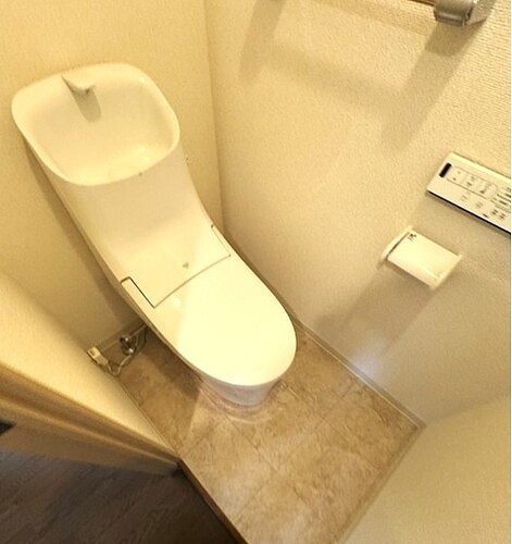 トイレ　落ち着いた色調のトイレです
