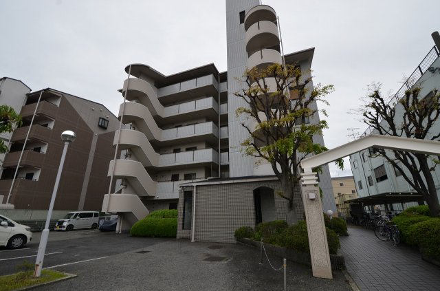 建物外観　エレベーター付きで重たい荷物も楽々♪