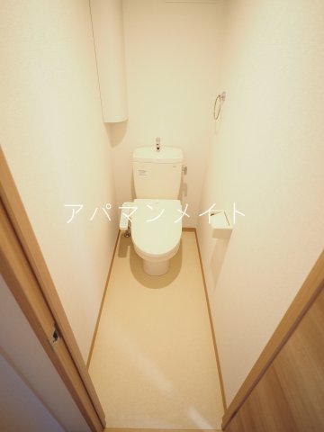 トイレ　トイレ内に収納があります