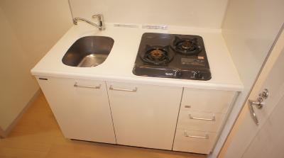 キッチン　2口のガスコンロが付いたシステムキッチン。白くて可愛いです。