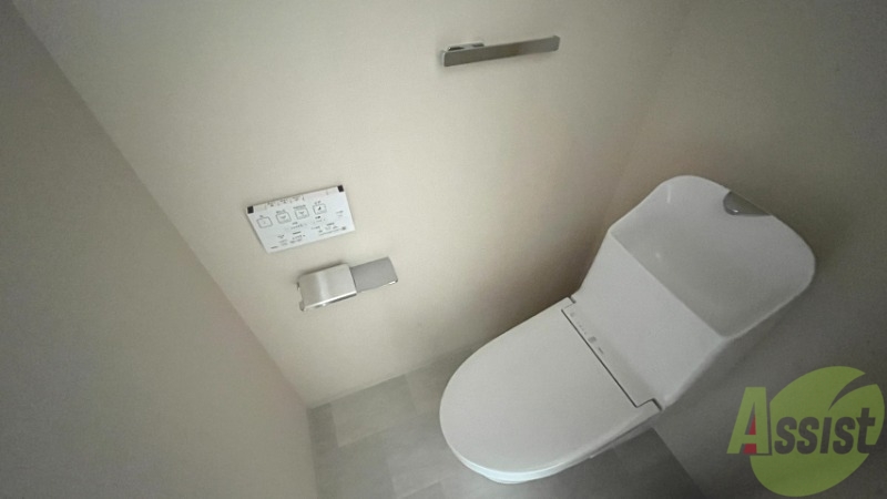 トイレ　トイレです。温水洗浄付きで、上部には棚があります。