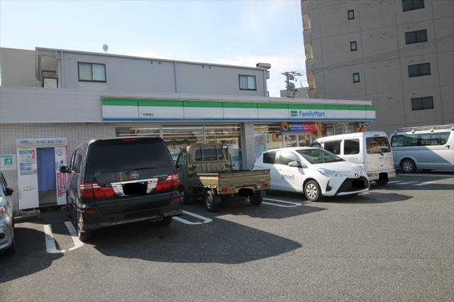 コンビニ　ファミリーマート（コンビニ）まで83m