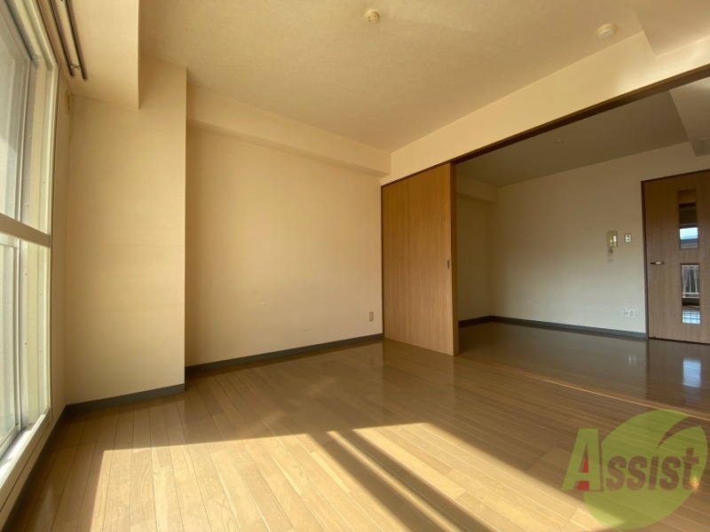 その他部屋・スペース　寝室はこちらです。光が差し込む、温かみのあるお部屋です。
