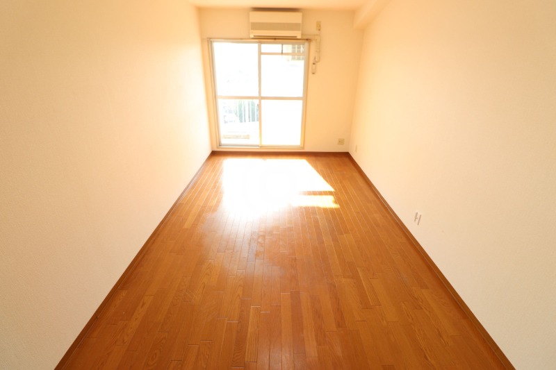 その他　10帖の洋室です