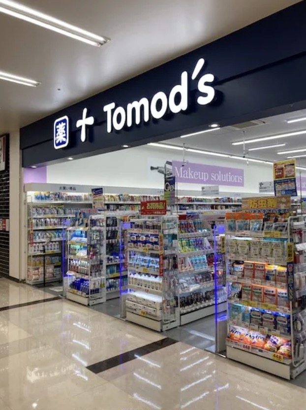 ドラックストア　トモズ横浜岡野店（ドラッグストア）まで727m
