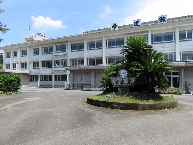 中学校　日置市立東市来中学校（中学校）まで3218m
