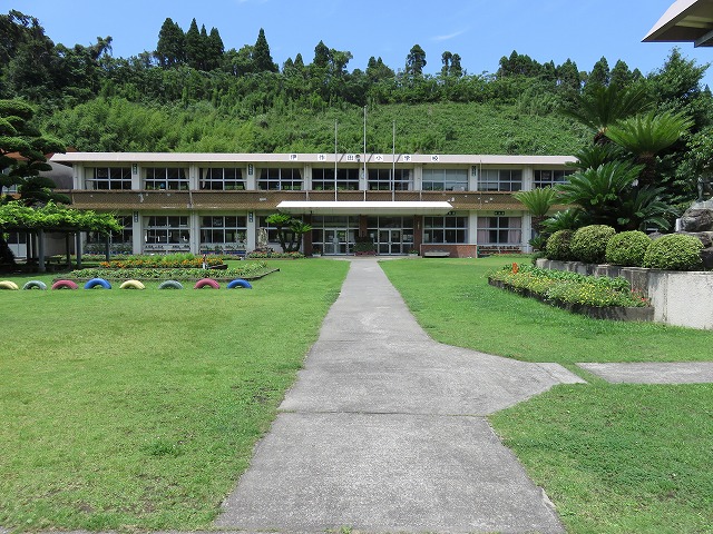 小学校　日置市立伊作田小学校（小学校）まで968m