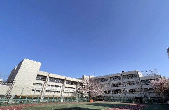 小学校　新宿区立鶴巻小学校（小学校）まで291m