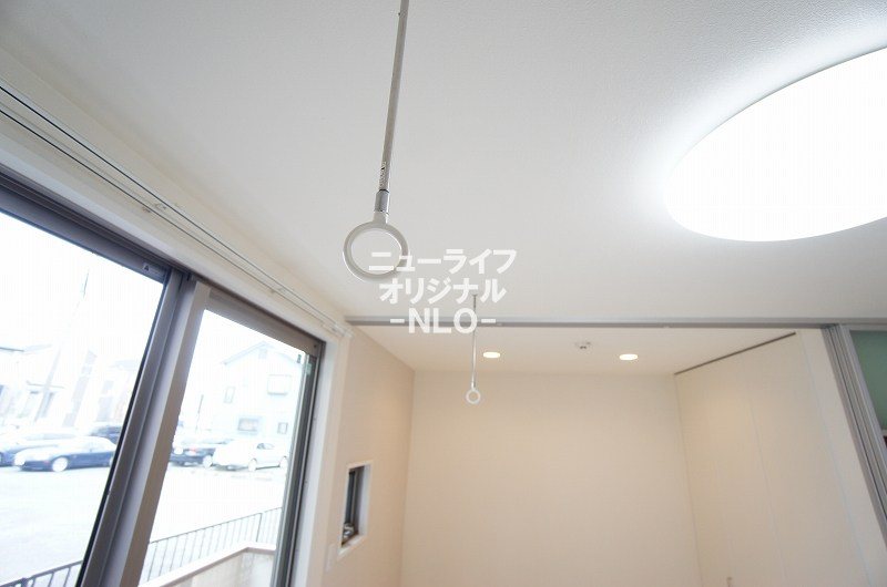 その他設備　雨の日にもお洗濯ができる室内物干し付☆
