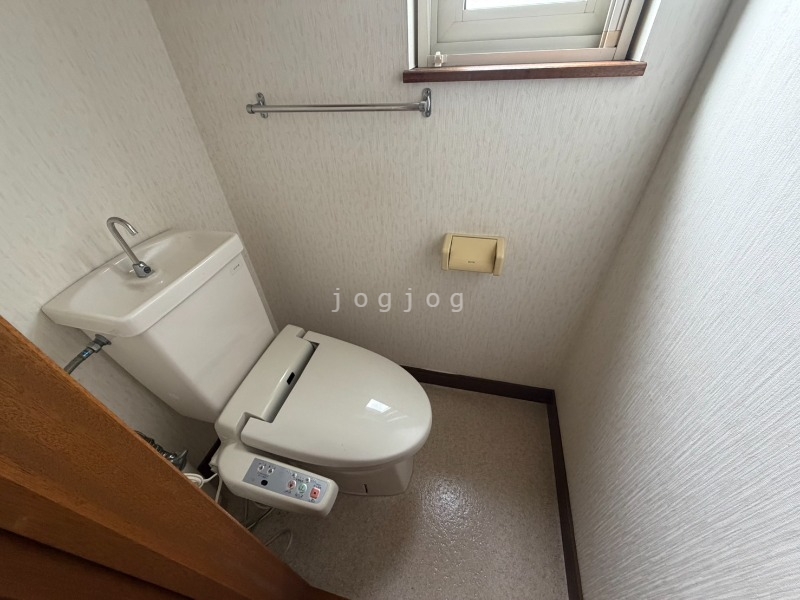 トイレ　窮屈感がなくリラックスのできるトイレです。