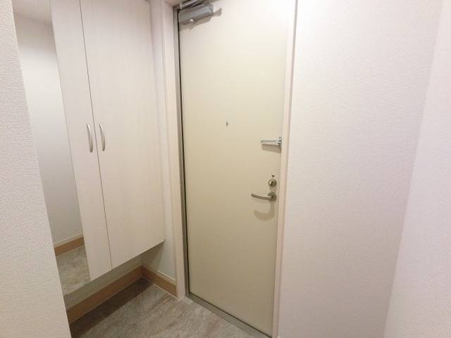 玄関　鏡付きシューズボックス