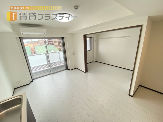 居室・リビング　白を基調とした清潔感あるお部屋です。