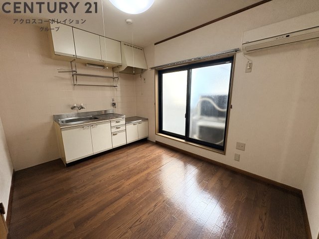 居室・リビング　床色が落ち着いた色合いで綺麗です♪