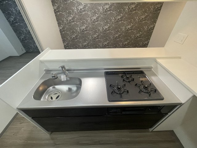 キッチン　同マンションの別のお部屋の写真です。