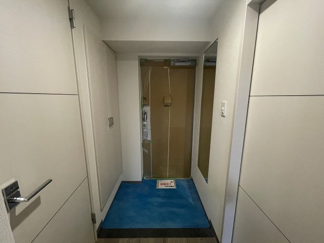玄関　同マンションの別のお部屋の写真です。