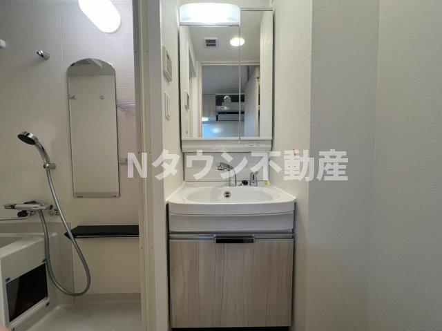 洗面設備　独立洗面化粧台が付いています