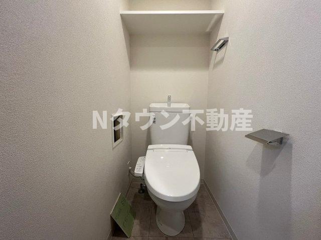 トイレ　落ち着いた色調のトイレです