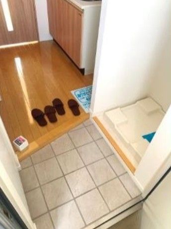 玄関　参考写真：別部屋タイプ