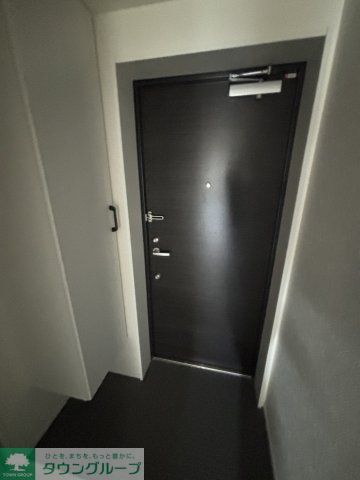 玄関　類似タイプ参考写真 ★奇数階・偶数階で木材や壁の色が異なり…